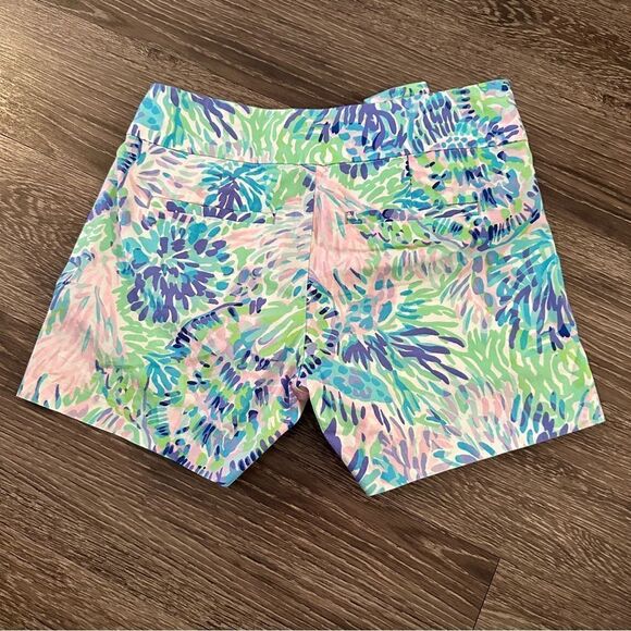 Lilly Pulitzer Kaden Stretch Short Shell of a Party Lilly Bow - Picture 6 of 6